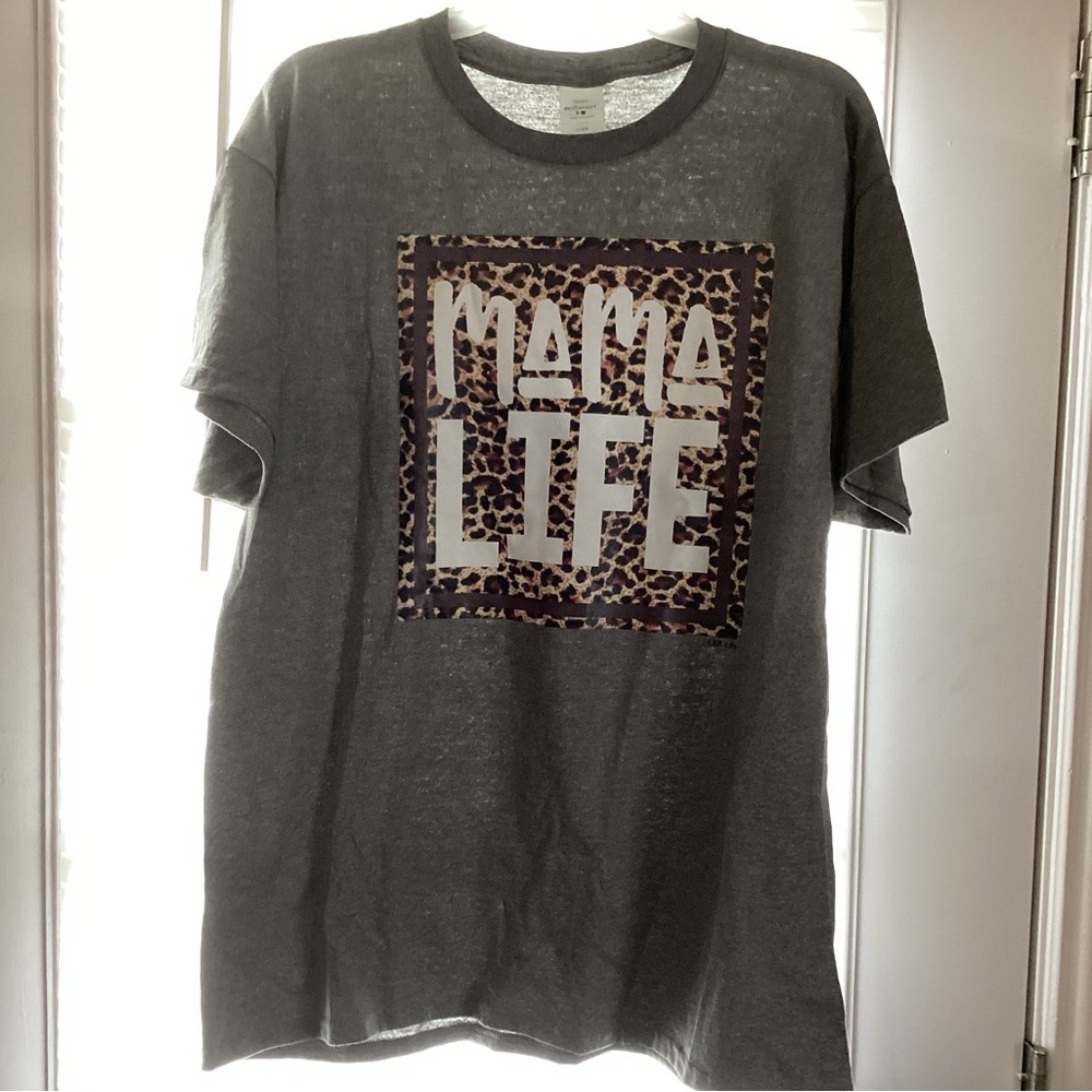 Gray Leopard Print 'Mama Life' Tee